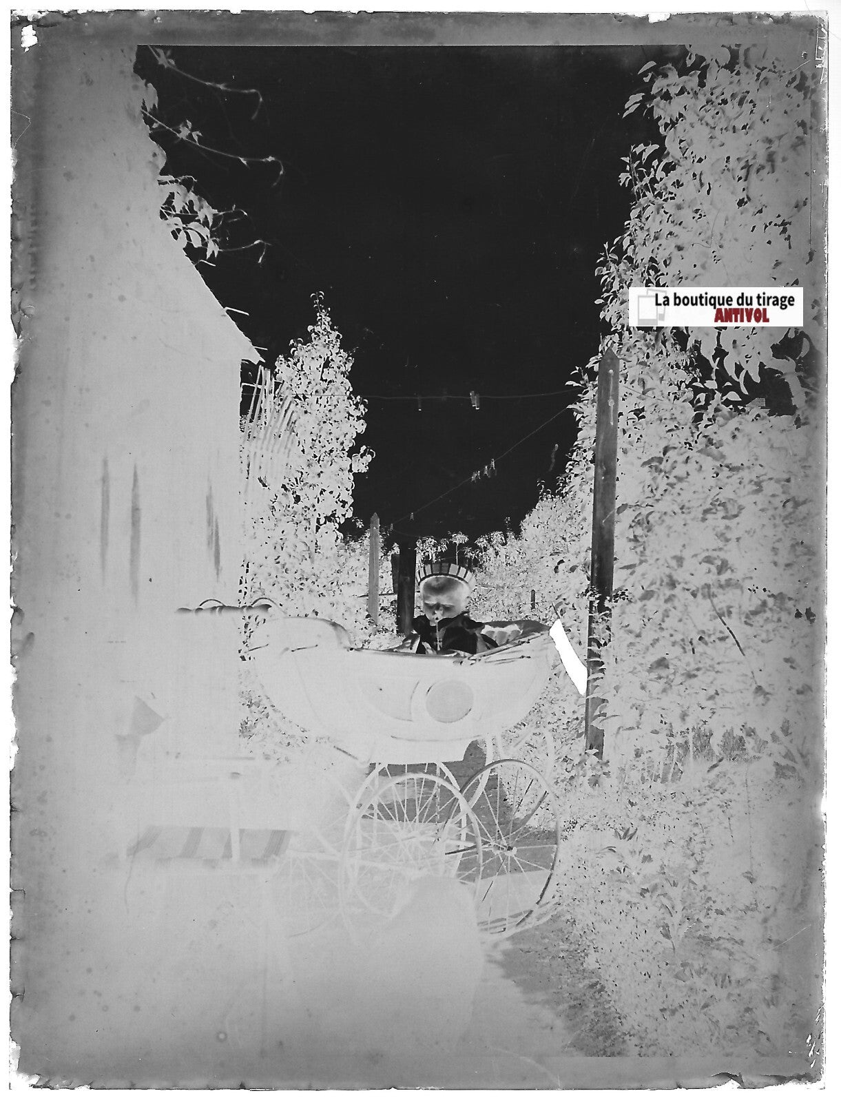 Bébé, landau, Plaque verre photo ancienne, négatif noir & blanc 9x12 cm