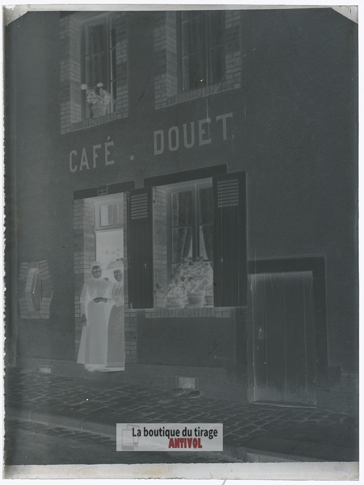 Café Douet, France village, plaque verre, photo ancienne, négatif 9x12 cm