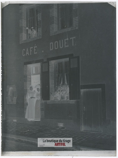 Café Douet, France village, plaque verre, photo ancienne, négatif 9x12 cm