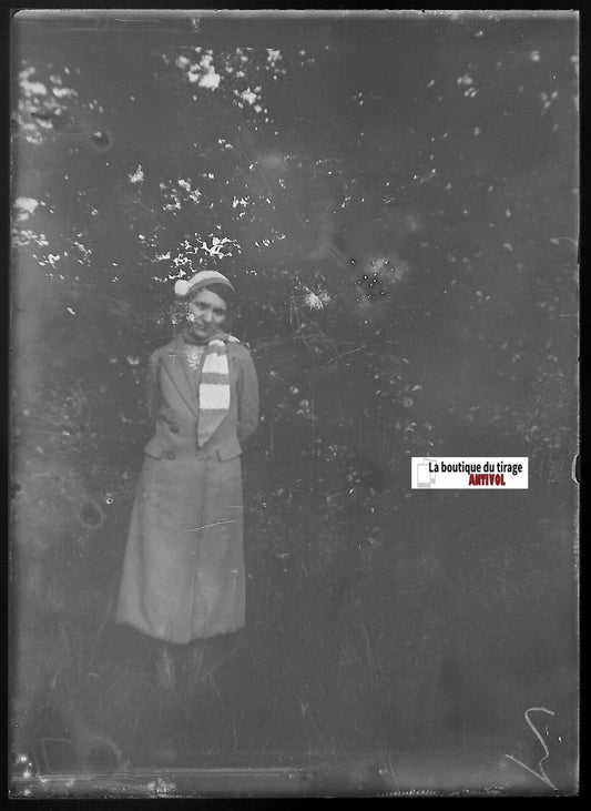 Femme, forêt, France, Plaque verre photo, négatif ancien noir & blanc 6x9 cm