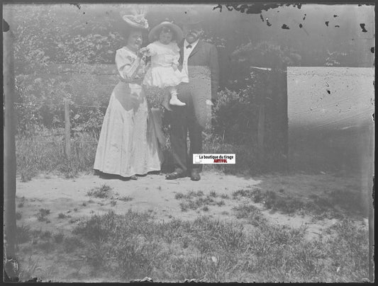 Famille, jardin, Plaque verre photo ancienne, négatif noir & blanc 9x12 cm