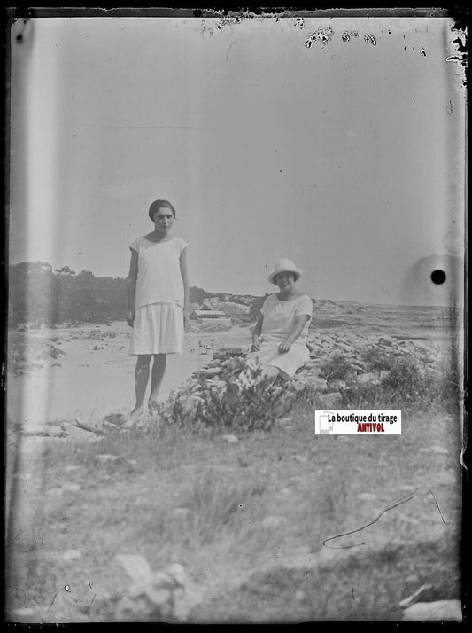 Femmes, paysage, Plaque verre photo ancienne, négatif noir & blanc 9x12 cm