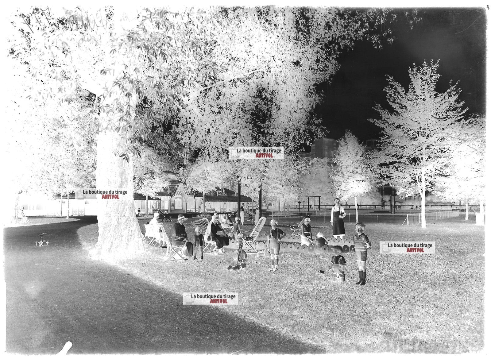 Plaque verre photo ancienne négatif noir et blanc 13x18 cm Vittel parc enfants