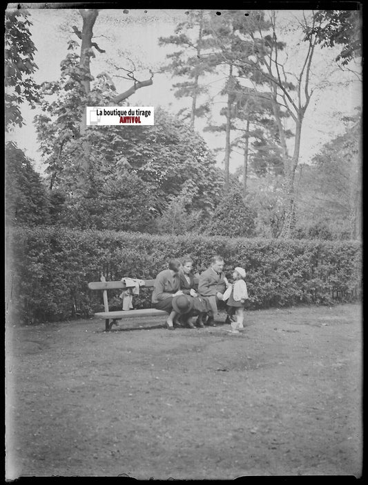 Famille, promenade, plaque verre photo ancienne, négatif noir & blanc 9x12 cm