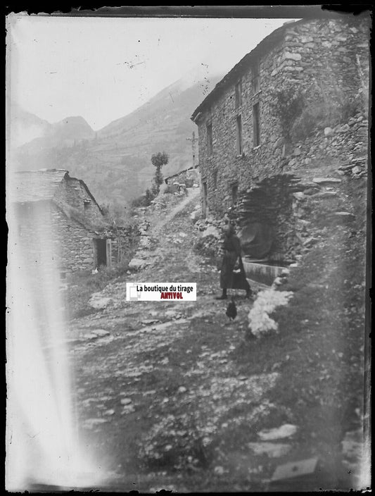 Pyrénées, village, Plaque verre photo ancienne, négatif noir & blanc 9x12 cm