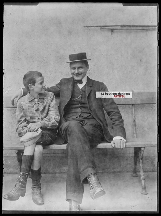 Plaque verre photo ancienne négatif noir et blanc 13x18 cm hommes sur un banc