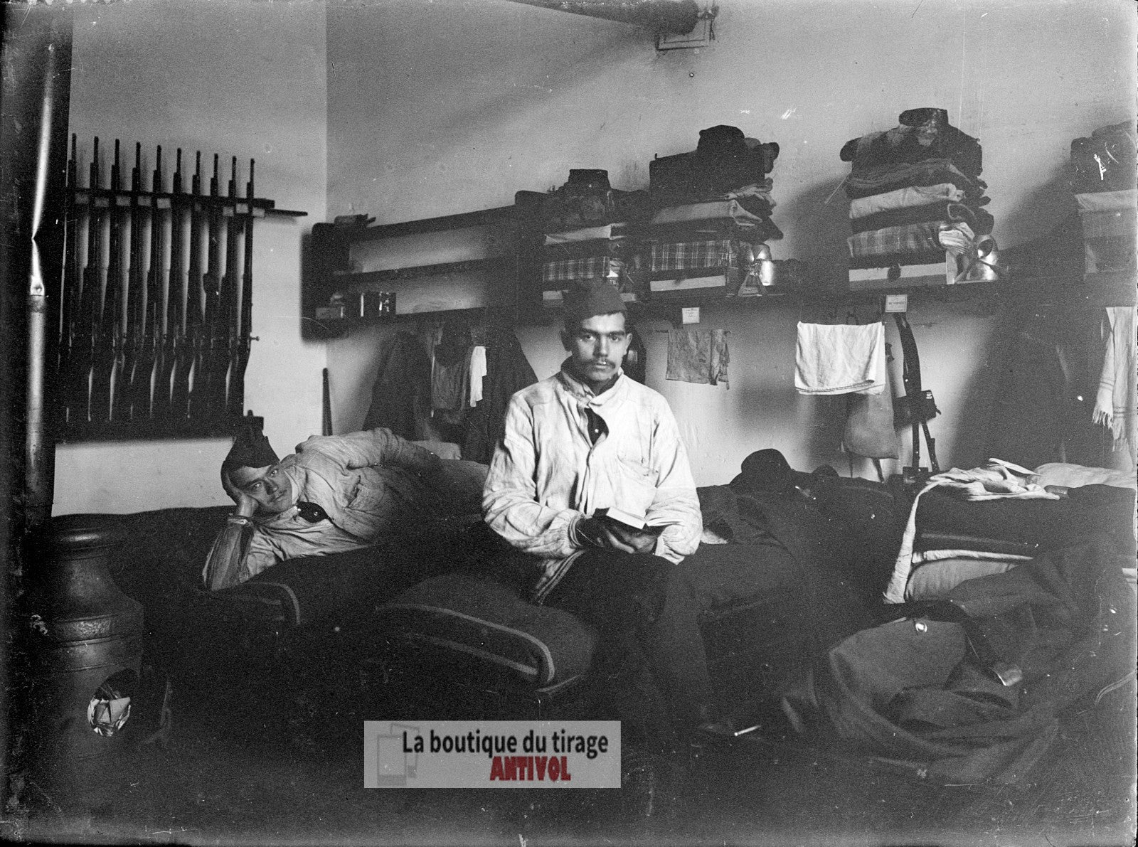 Chambrée militaire, soldats, plaque verre, photo ancienne, négatif 9x12 cm