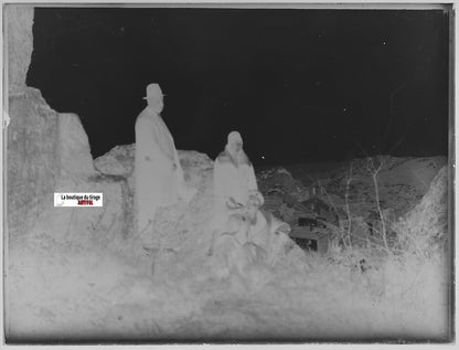 Village, famille, Plaque verre photo ancienne, négatif noir & blanc 9x12 cm