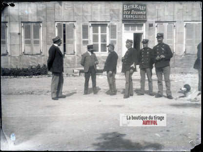 Agents des douanes françaises, plaque verre photo ancienne, négatif 9x12 cm