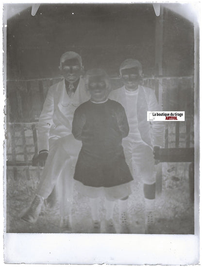 Enfants, jardin, plaque verre photo ancienne, négatif noir & blanc 9x12 cm