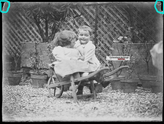 Plaque verre photo ancienne négatif noir et blanc 9x12 cm jeu brouette enfants