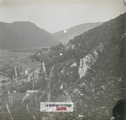 Village et vallée encaissée, plaque verre stéréo, photo ancienne 4,5x10,7 cm