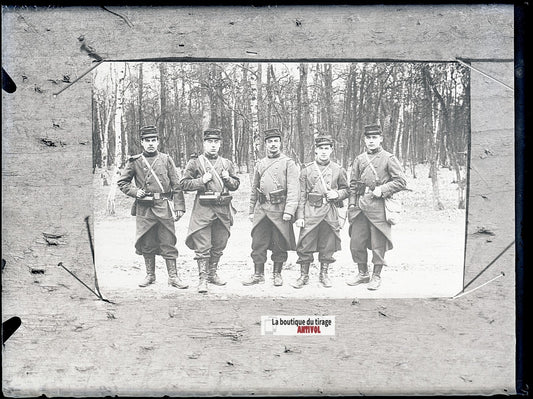 Jeunes soldats en manœuvre, plaque verre, photo ancienne, négatif N&B 9x12 cm