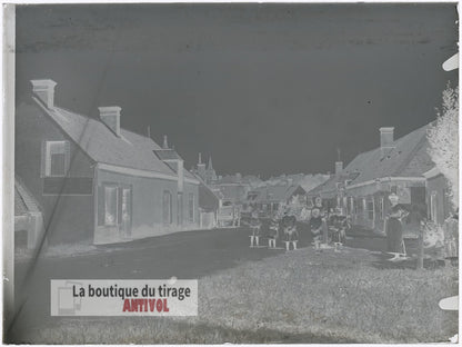 Enfants et familles, village, plaque verre, photo ancienne, négatif 9x12 cm