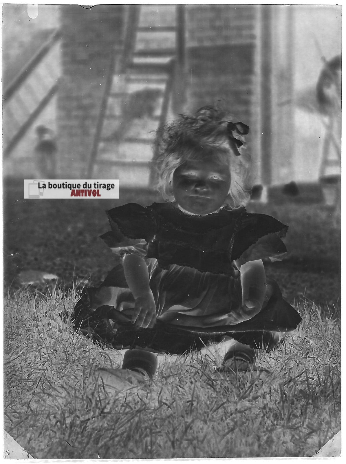 Plaque verre photo ancien négatif noir et blanc 9x12 cm jeune fille jardin herbe