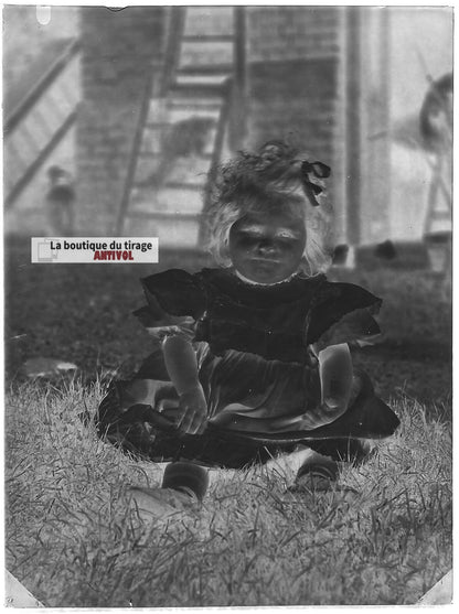 Plaque verre photo ancien négatif noir et blanc 9x12 cm jeune fille jardin herbe