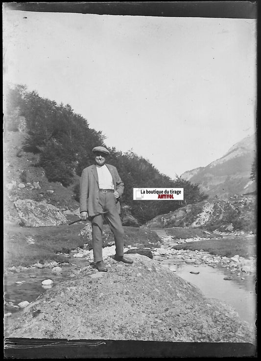 Homme béret, rivière, Plaque verre photo ancienne, négatif noir & blanc 6x9 cm