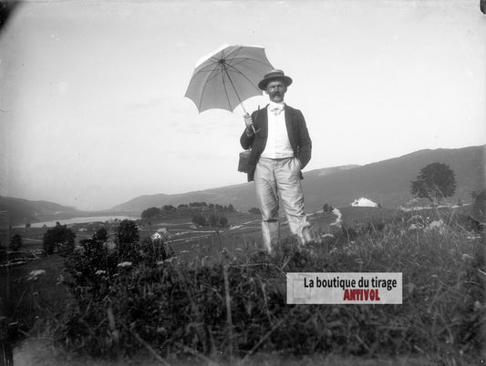 Homme à l’ombrelle, montagne, plaque verre photo ancienne, négatif 9x12 cm