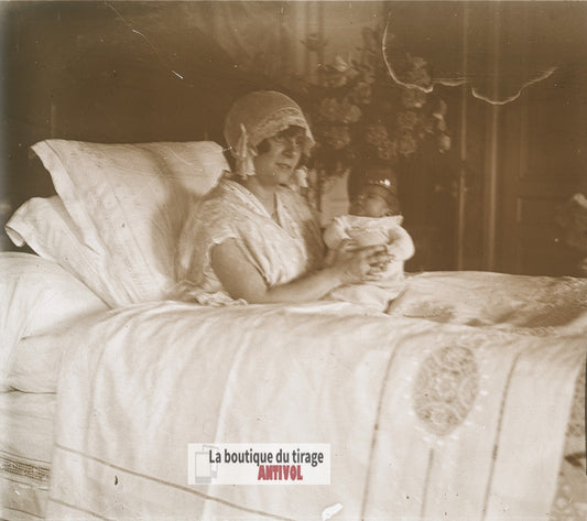 Huguette et son nouveau-né, bébé, plaque verre photo ancienne stéréo 6x13 cm