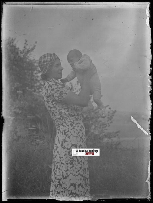 Mère, enfant, sourire, Plaque verre photo ancienne, négatif noir & blanc 9x12 cm