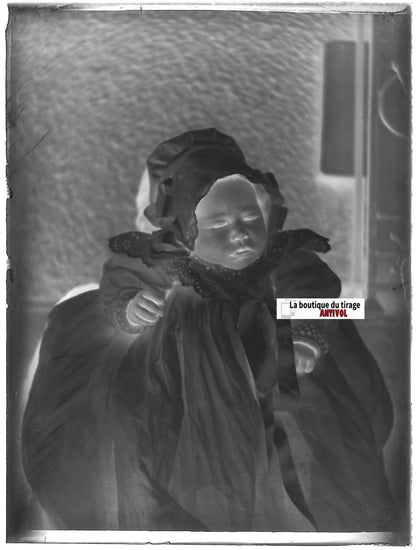 Bébé, naissance, Plaque verre photo ancienne, négatif noir & blanc 9x12 cm