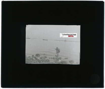 Personnages, mer, Japon, photo plaque verre, noir & blanc, positif 8,5x10 cm