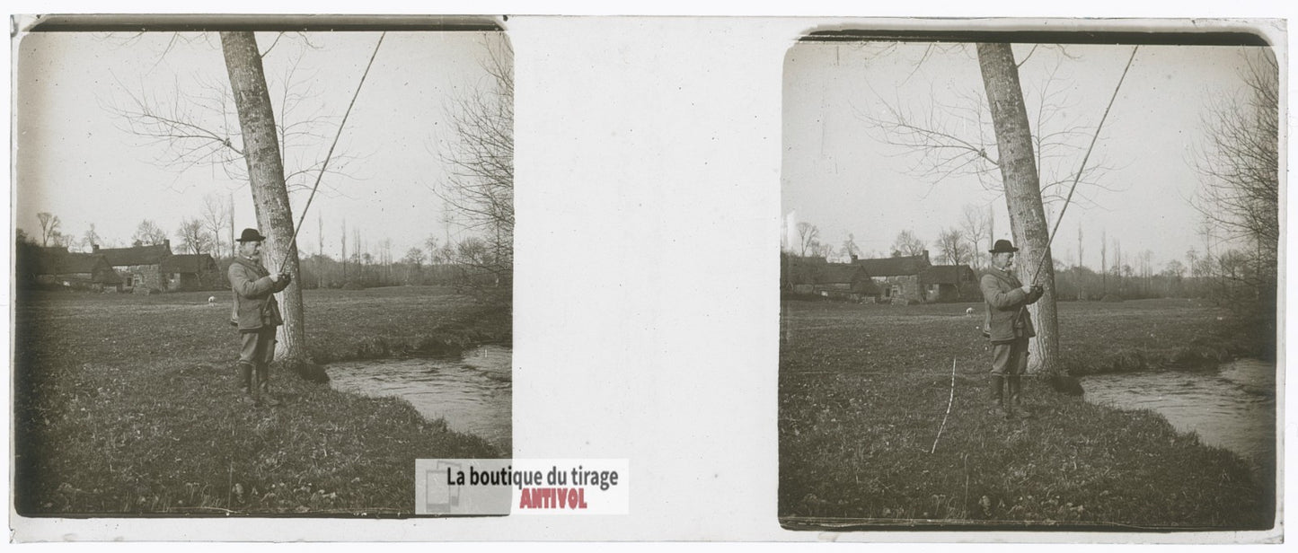 Pêcheur, ruisseau, prairie, plaque verre stéréo, photo ancienne 4,5x10,7 cm