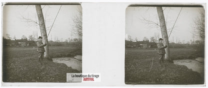 Pêcheur, ruisseau, prairie, plaque verre stéréo, photo ancienne 4,5x10,7 cm