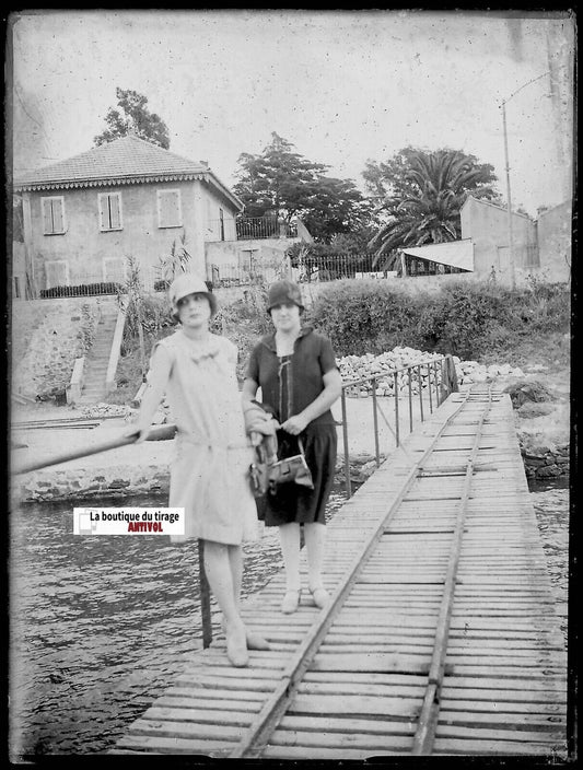 Femmes robe, France, Plaque verre photo ancienne, négatif noir & blanc 9x12 cm