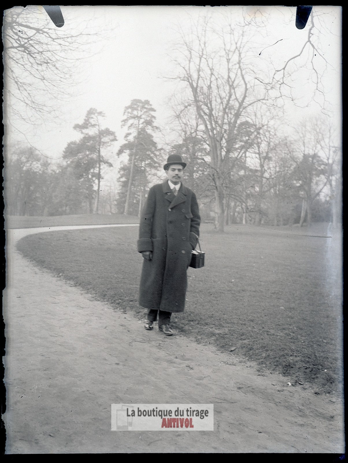 Homme, promenade, parc, plaque verre, photo ancienne, négatif 9x12 cm