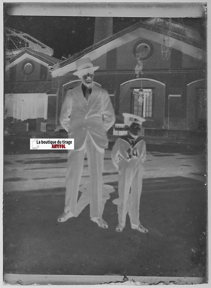 Famille, usine, Plaque verre photo ancienne, négatif noir & blanc 6x9 cm