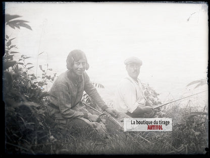 Couple en partie de pêche, nature, plaque verre photo ancienne, négatif 9x12 cm
