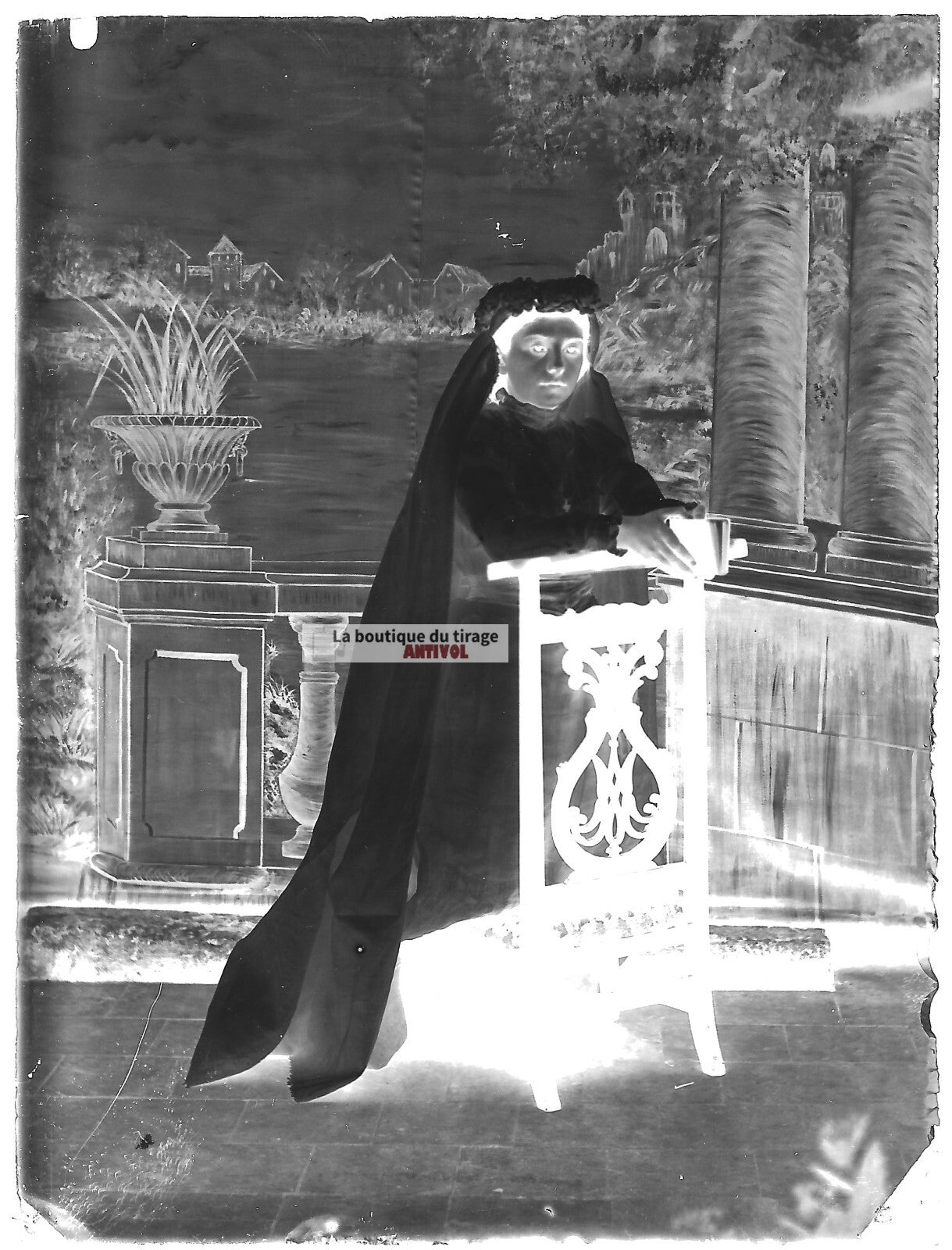 Plaque verre photo ancienne négatif noir et blanc 9x12 cm fille église France