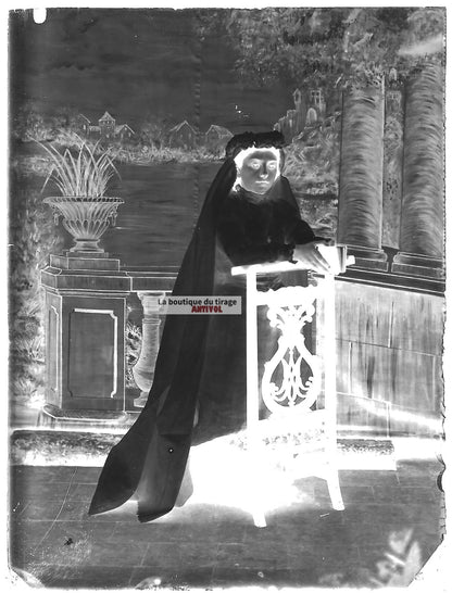 Plaque verre photo ancienne négatif noir et blanc 9x12 cm fille église France