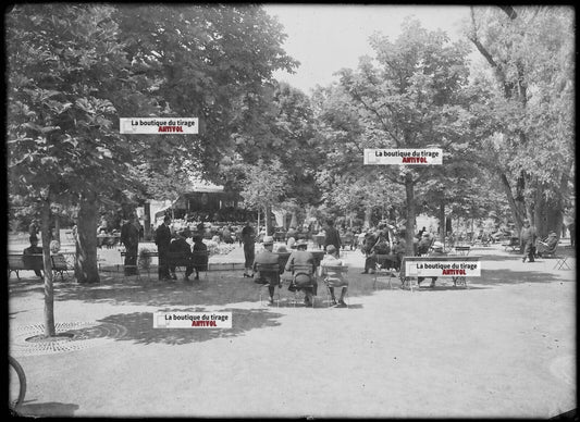 Plaque verre photo ancienne négatif noir et blanc 13x18 cm Vittel parc public