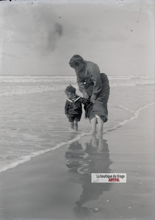Femme, enfant, mer, Berck-Plage, plaque verre photo ancienne, négatif 9x12 cm