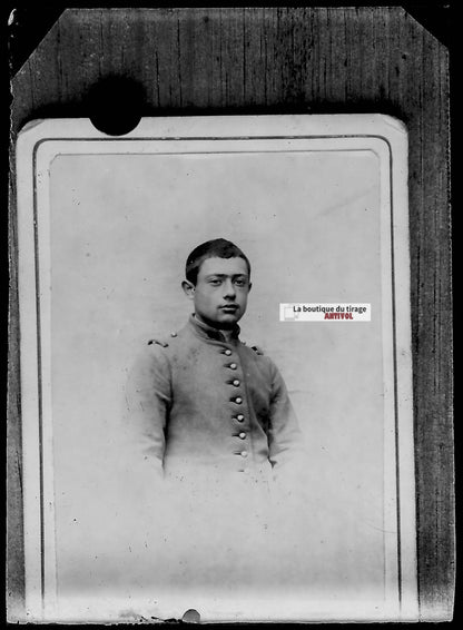 Plaque verre photo ancienne négatif noir et blanc 6x9 cm homme soldat militaire 