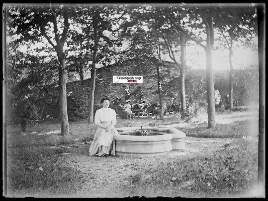 Femme, jardin, Plaque verre photo ancienne, négatif noir & blanc 9x12 cm