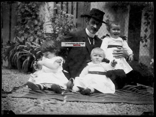 Plaque verre photo ancienne négatif noir et blanc 9x12 cm homme avec enfants