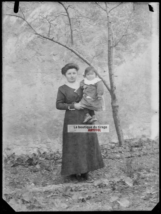 Plaque verre photo ancienne négatif noir et blanc 9x12 cm mère enfant France 