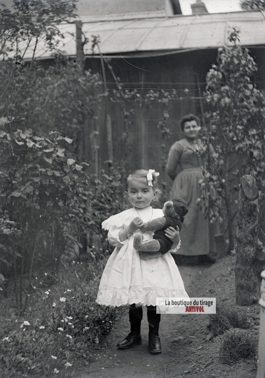 Fillette au nounours, jardin, plaque verre photo ancienne, négatif 9x12 cm