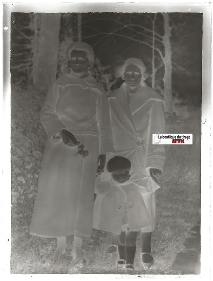 Promenade, bébé, Plaque verre photo ancienne, négatif noir & blanc 9x12 cm
