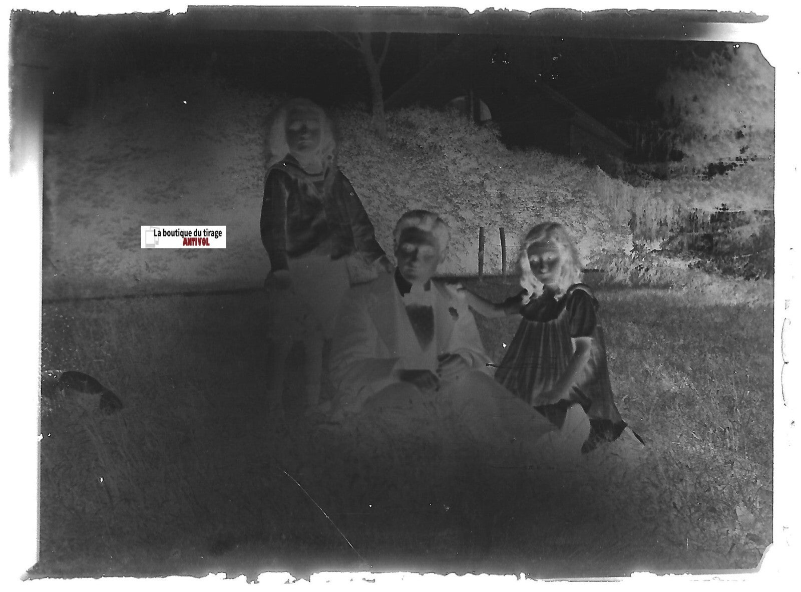 Père, filles, jardin, Plaque verre photo ancienne, négatif noir & blanc 6x9 cm