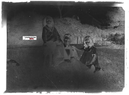 Père, filles, jardin, Plaque verre photo ancienne, négatif noir & blanc 6x9 cm