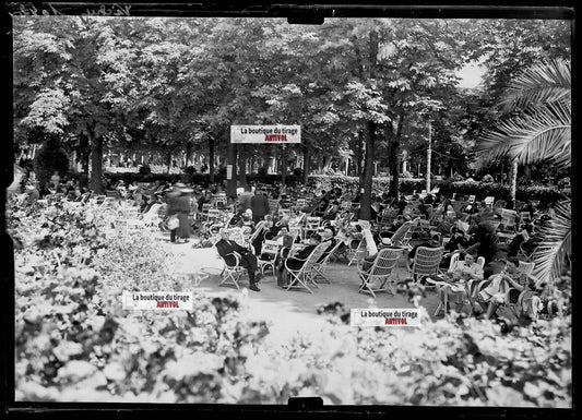 Plaque verre photo ancienne négatif noir et blanc 13x18 cm Vichy parc public