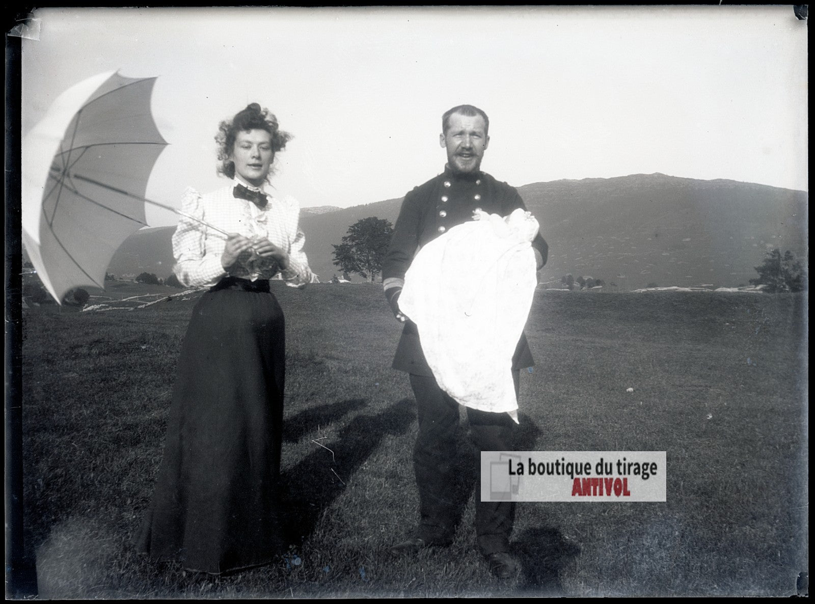 Jeune mère, nourrisson, militaire, plaque verre photo ancienne, négatif 9x12 cm
