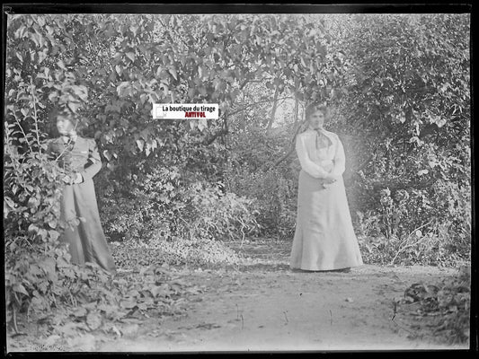 Jardin, nature, dame en robe, Plaque verre photo, négatif noir & blanc 9x12 cm