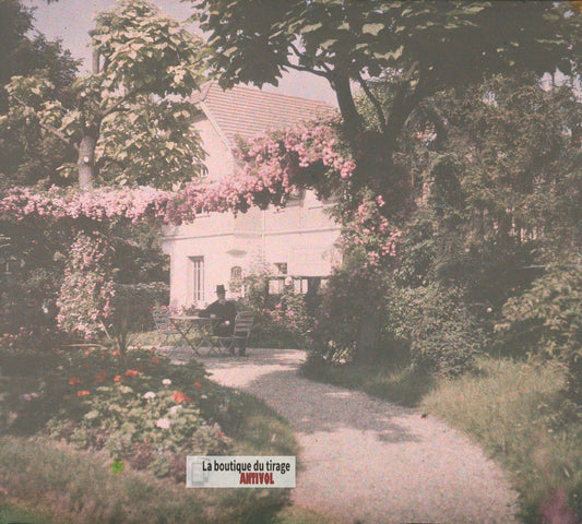 Terrasse fleurie, homme, plaque verre, photo ancienne stéréo 6x13 cm Autochrome