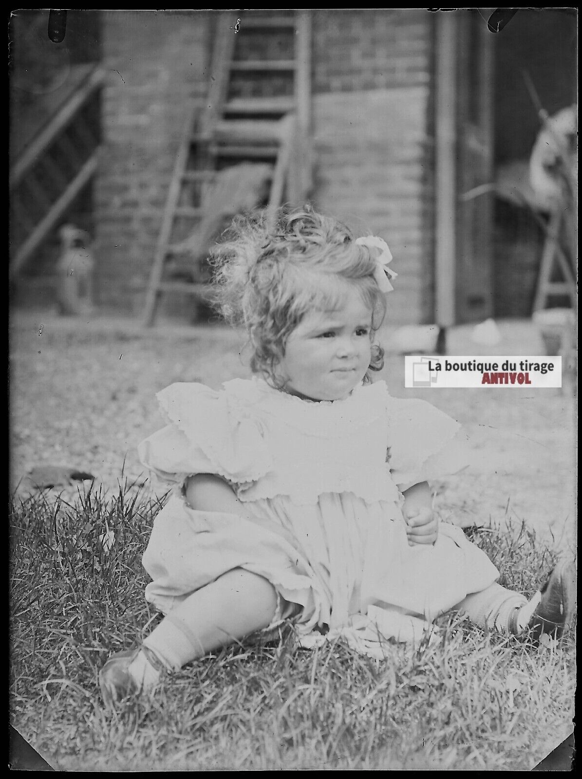 Plaque verre photo ancien négatif noir et blanc 9x12 cm enfant jardin herbe jeu