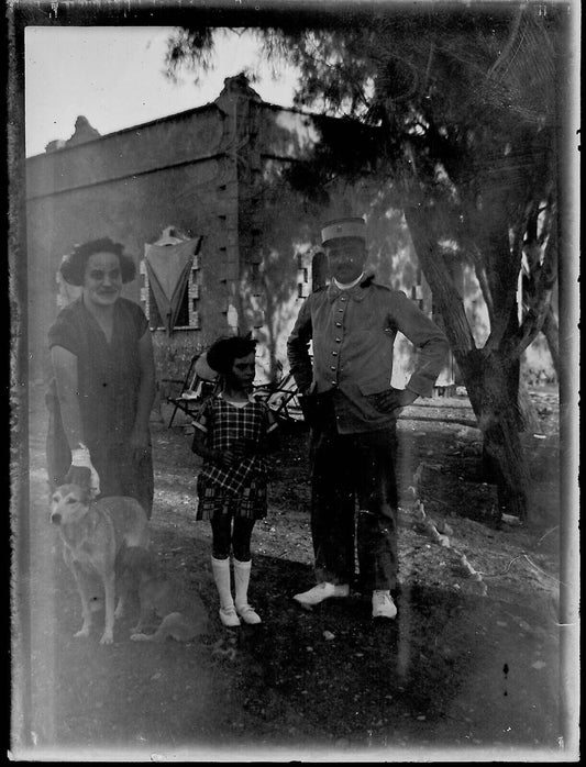 Plaque verre photo ancienne noir et blanc négatif 9x12 cm soldat famille chiens 